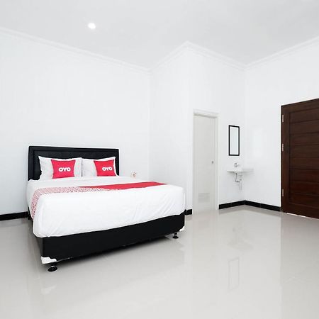 Oyo 1611 Four D'Home Surakarta  Bagian luar foto