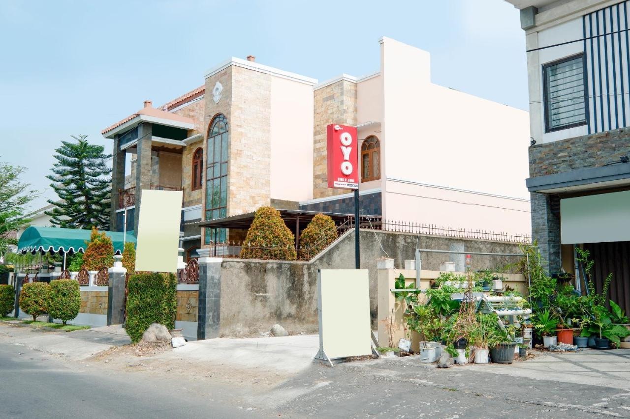 Oyo 1611 Four D'Home Surakarta  Bagian luar foto