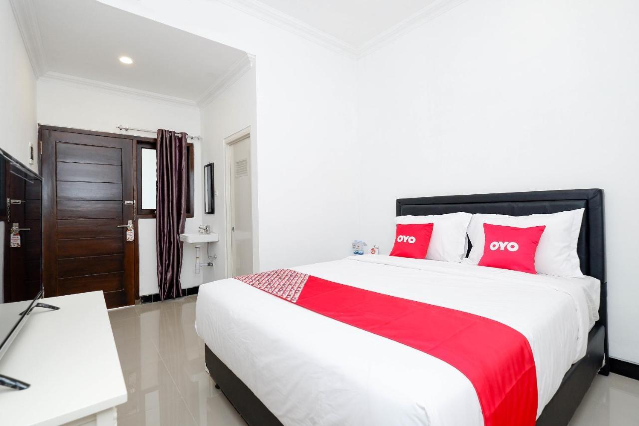 Oyo 1611 Four D'Home Surakarta  Bagian luar foto