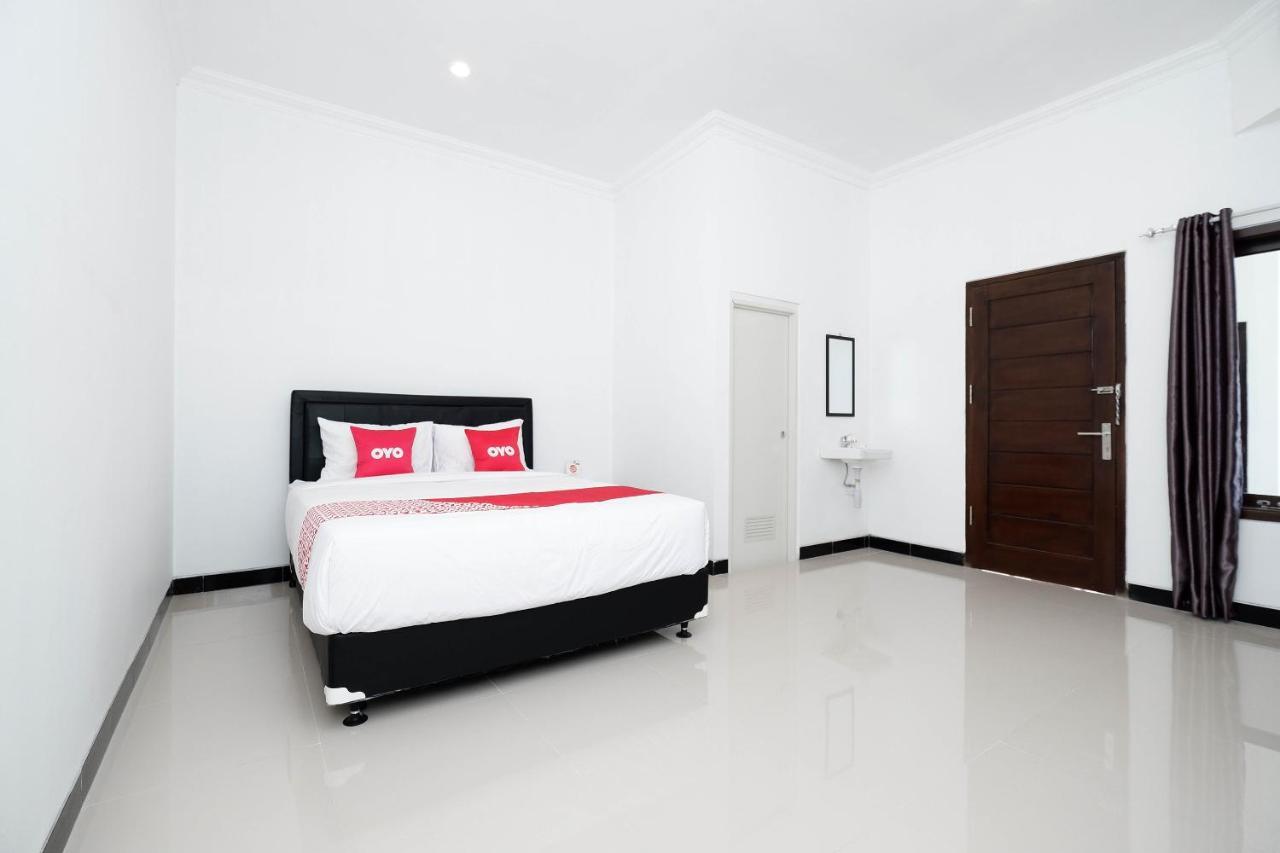 Oyo 1611 Four D'Home Surakarta  Bagian luar foto
