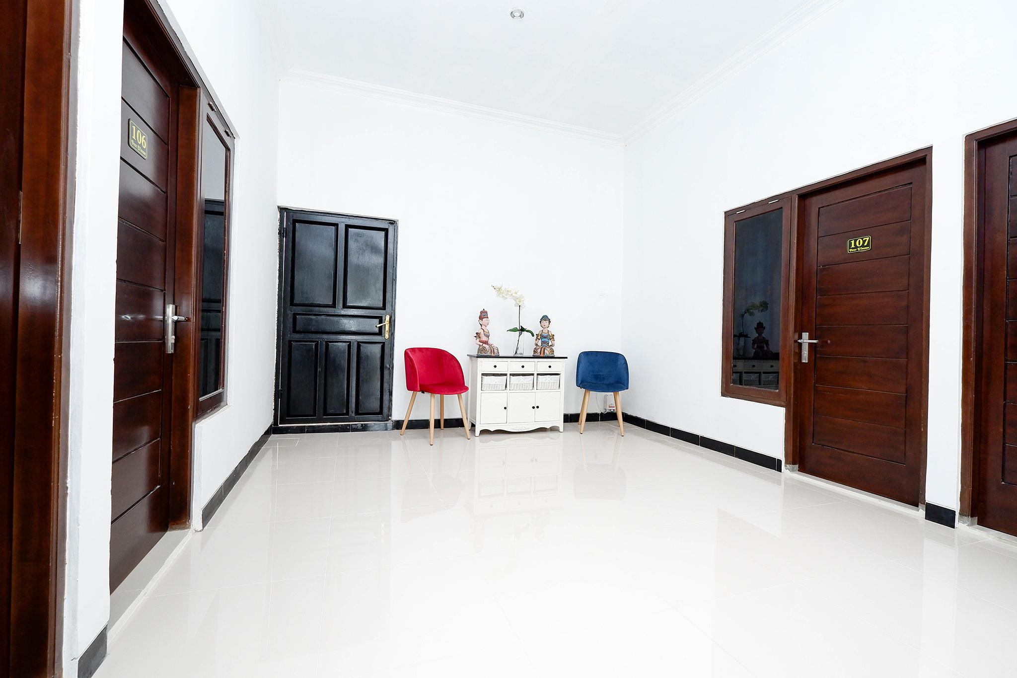 Oyo 1611 Four D'Home Surakarta  Bagian luar foto