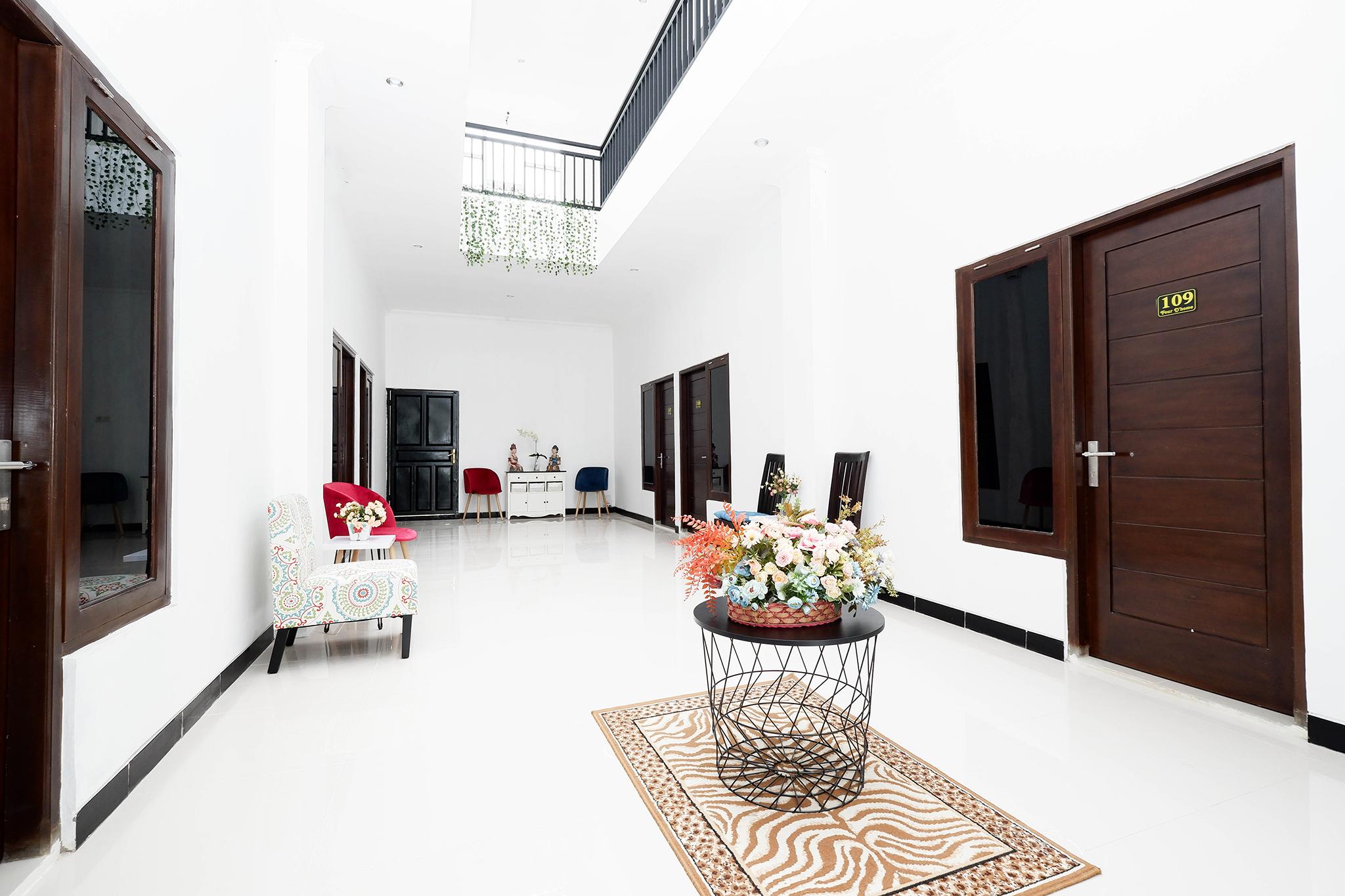 Oyo 1611 Four D'Home Surakarta  Bagian luar foto